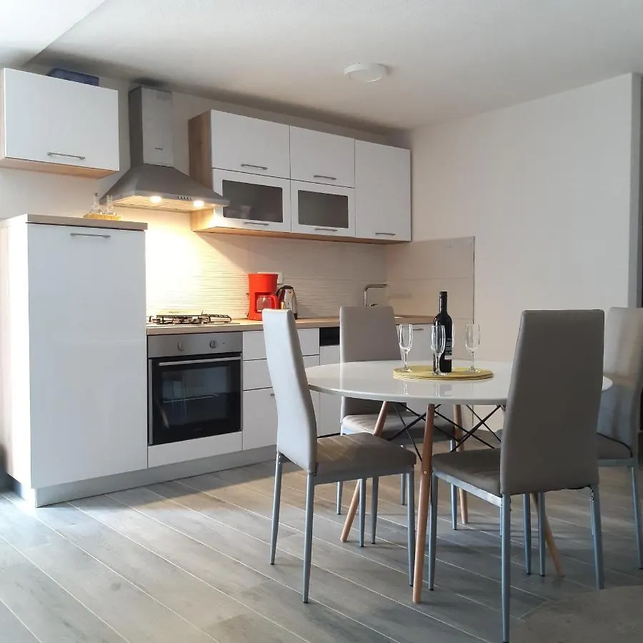 Apartmani Emanuel Mandre 0*,  Croazia